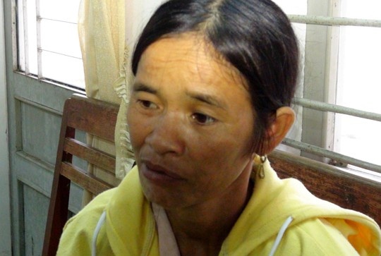 Bà Phạm Thị Min bị công an bắt giữ vì đâm chết chồng.