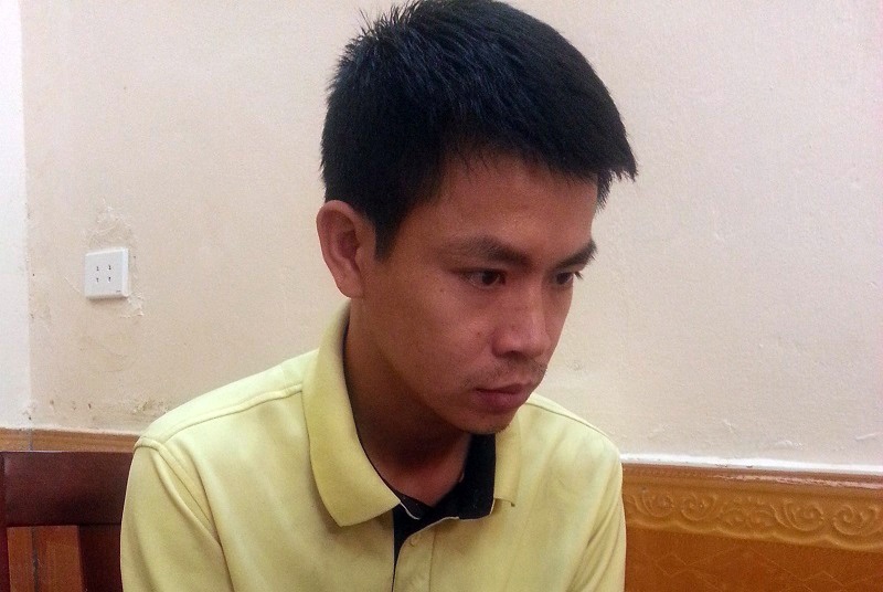 Hùng tại cơ quan công a.