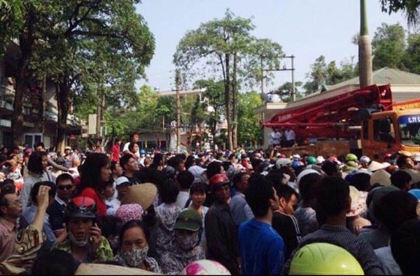 Người nhà bị can Sửu kéo xe chở quan tài đến trụ sở Công an TP. Móng Cái. 