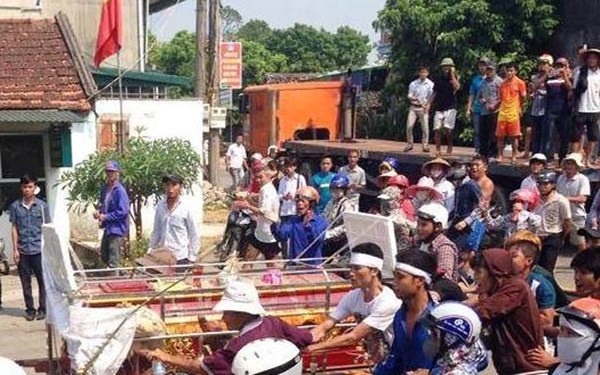 Vu treo co trong nha giam: Mang quan tai vay tru so cong an hinh anh