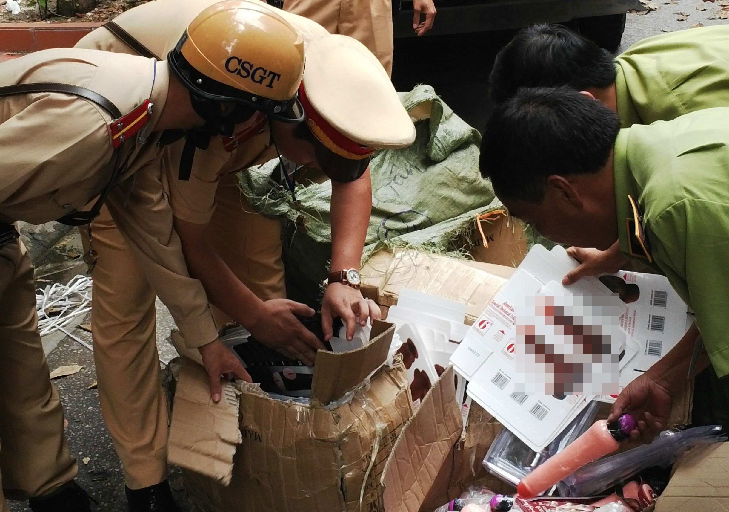 Hàng trăm sản phẩm đồ chơi tình dục bị thu giữ, chờ tiêu hủy. Ảnh: Việt Đức.