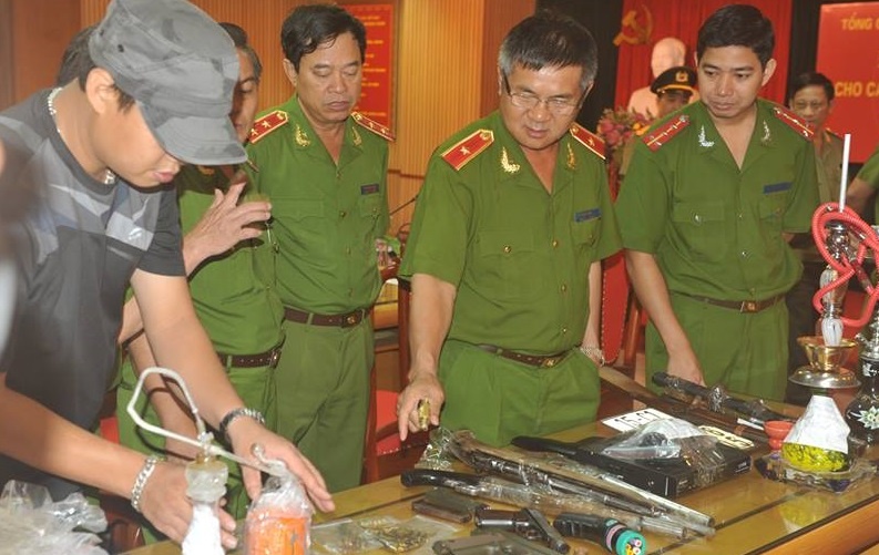 Bang xa hoi den Nhat ‘khung’ co chuc khau sung khi bi bat hinh anh