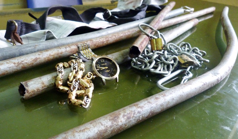 Canh sat 113 giai cuu chu no bi troi bang xich sat hinh anh