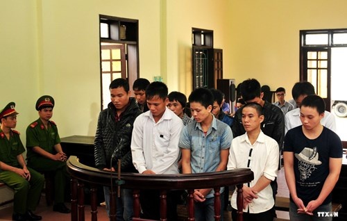 Tuyen an 10 nguoi dap pha, dot chay xe cong an hinh anh