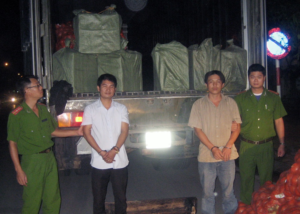 Cap vo chong nguy trang 3,5 tan phao trong xe dong lanh hinh anh