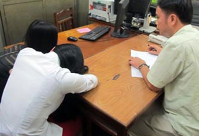 Hai cô gái bán dâm tại cơ quan điều tra. Ảnh: Công an Nhân dân.