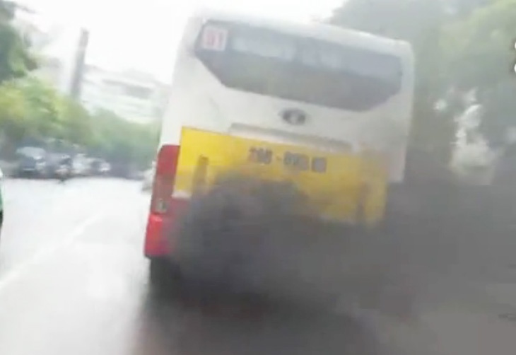 Clip xe buyt phut khoi den mu mit khap pho hinh anh