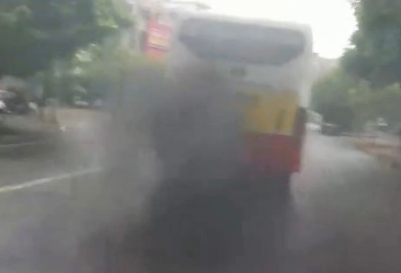 Clip xe buyt nha khoi kinh hoang hinh anh