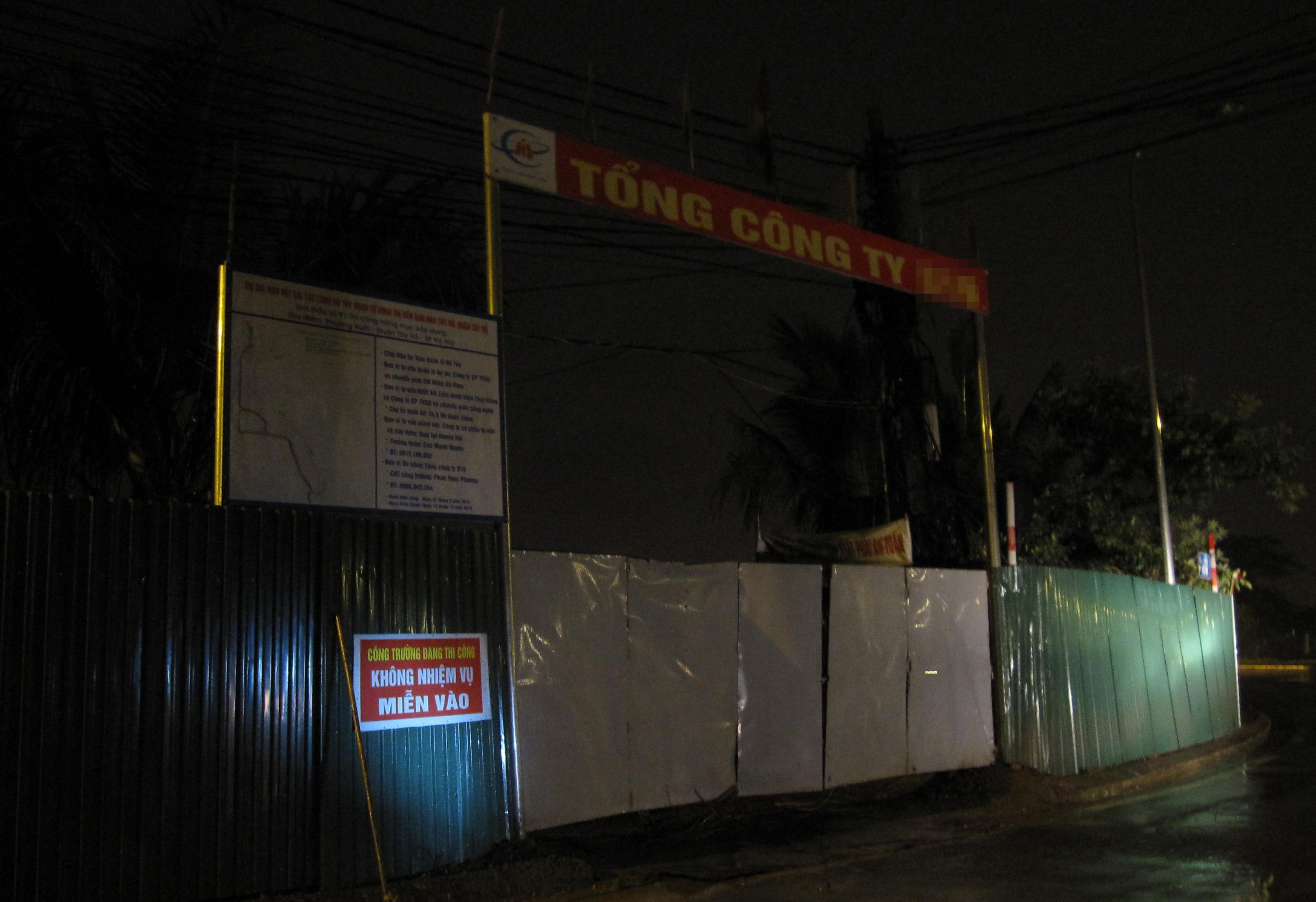 Địa gom phế thải nạo vét lên từ hồ Tây nằm bên đường Lạc Long Quân. Ảnh: Việt Đức.