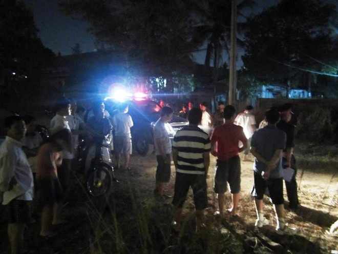 Xuyen dem nup bong cay cung canh sat bat xe do bun thai hinh anh