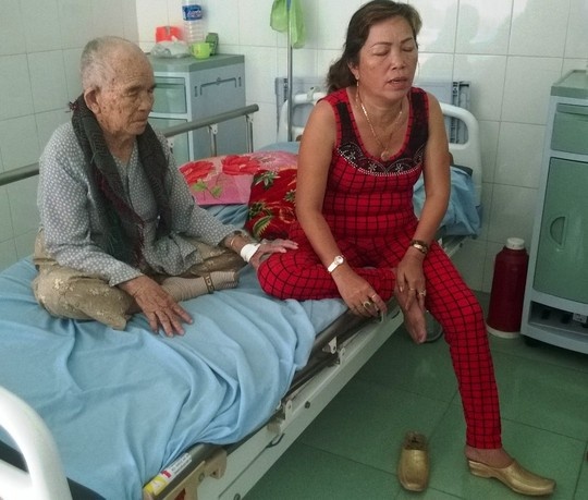 Con re danh me vo nhap vien hinh anh