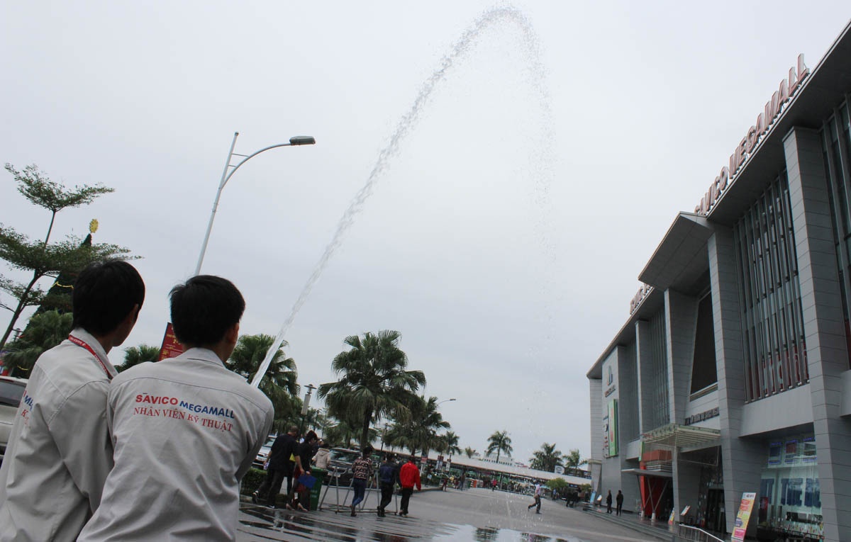 Cùng với Cảnh sát, lực lượng PCCC cơ sở đã sử dụng nhiều phương tiện, thiết bị chuyên dụng được trang bị để khống chế hỏa hoạn, ngăn lửa lan rộng ra xuung quanh, giúp đám cháy được khống chế kịp thời.