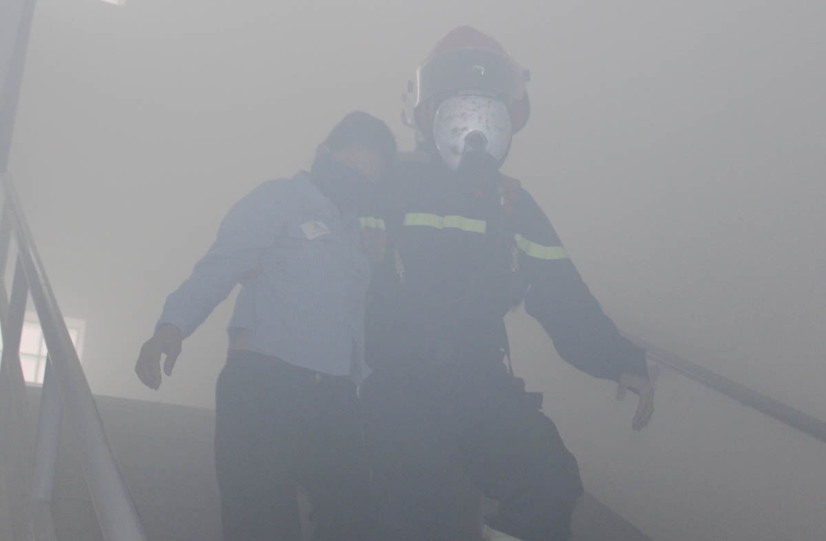 Sau ít phút tìm kiếm, lực lượng chức năng đã tìm thấy một người găp nạn. Chị này được cảnh sát dìu thoát nạn theo đường cầu thang bộ.