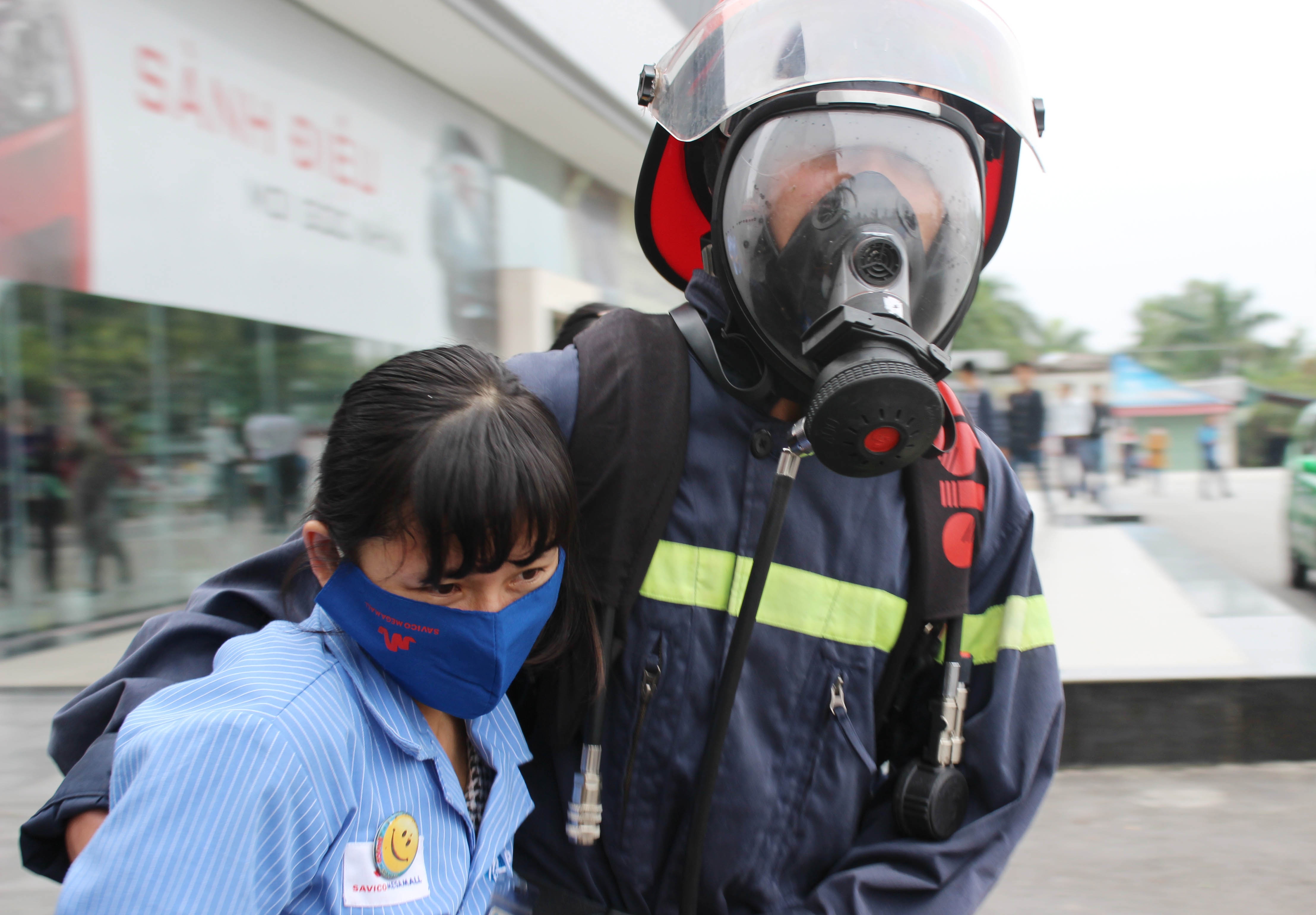 Canh sat dot khoi cuu nguoi mac ket o trung tam thuong mai hinh anh