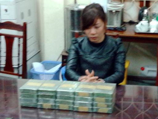 Ke van chuyen 20 banh heroin mang theo nhieu ngoai te hinh anh