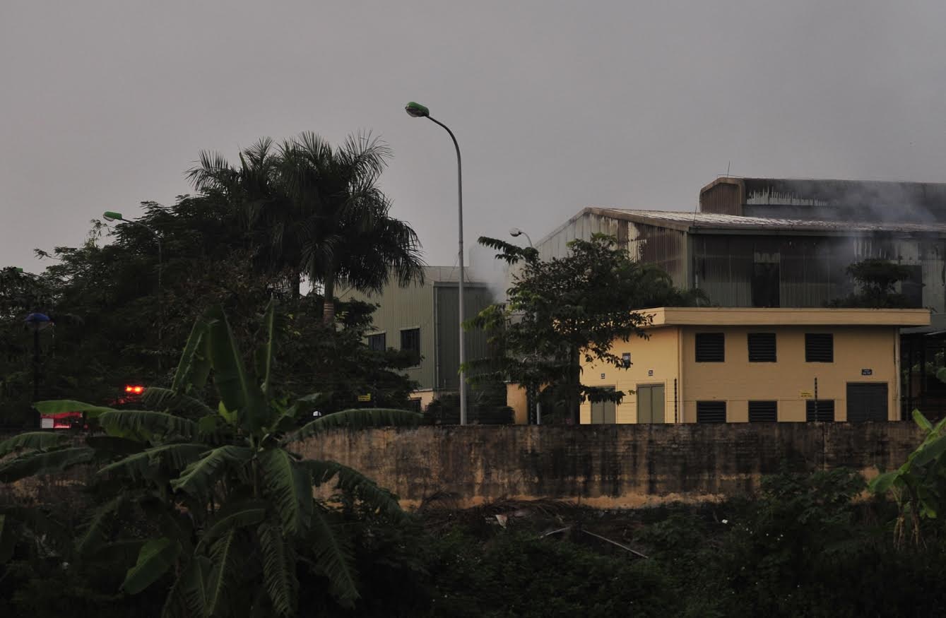 18h, cảnh sát PCCC khống chế được đám cháy. Ảnh: Hoàng Anh.