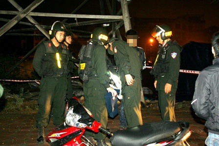 Viet kieu dung canh sat co dong khi di mua ma tuy trong dem hinh anh