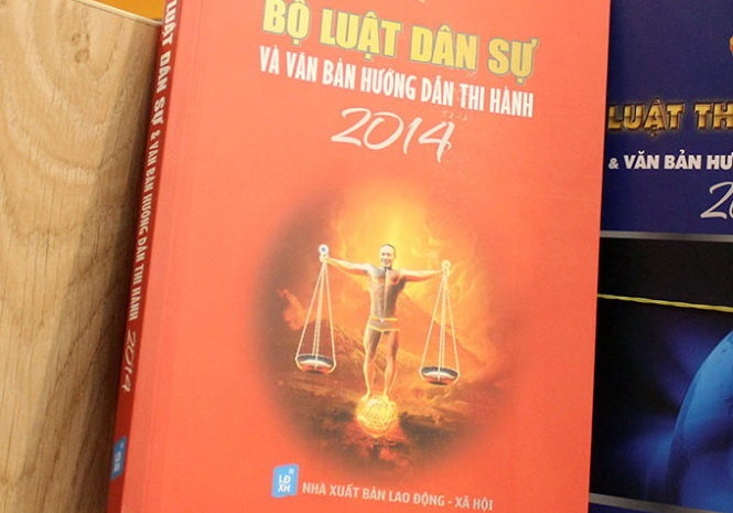 Bìa sách Bộ luật dân sự và văn bản hướng dẫn thi hành 2014 có gương mặt của diễn viên hài Công Lý