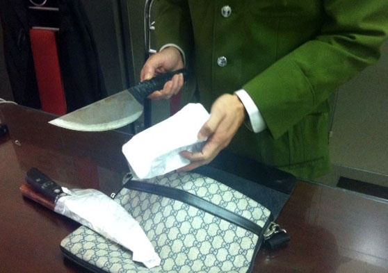 Canh sat bi 9X ke 2 dao bau vao co hinh anh