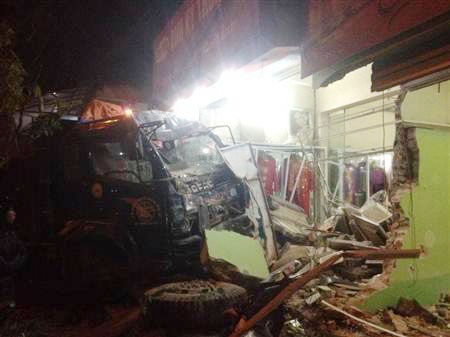 Xe tai tong mot phu nu tu vong, dam sap nha dan hinh anh