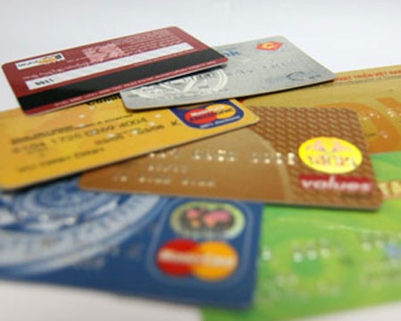 Bat qua tang nguoi nuoc ngoai dung the ATM gia rut tien hinh anh