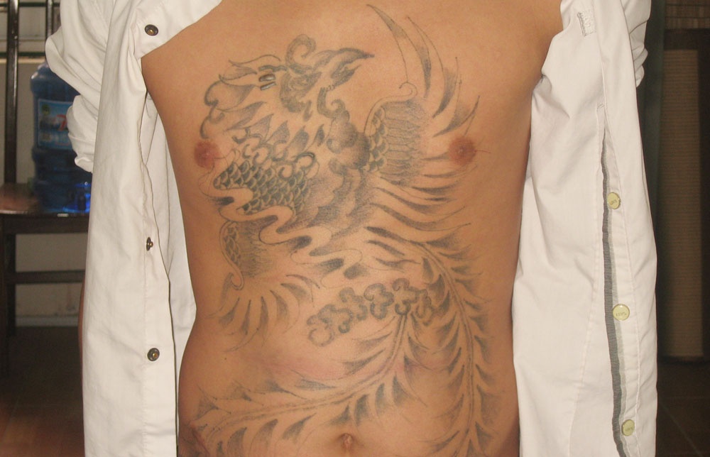 Ngọc khai những hình săm trên người được làm khi đang ở cơ sở giáo dục. Ảnh: Việt Đức.