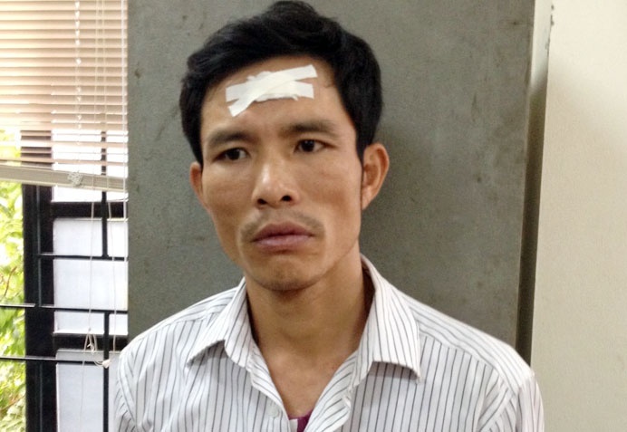 Ke dam tai xe taxi, giet xe om dap dau tu sat bat thanh hinh anh