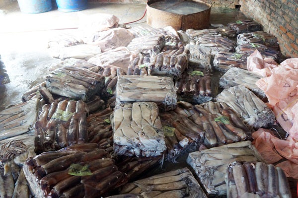 Thực phẩm sống được cấp đông, sơ chế thủ công không đảm bảo điều kiện vệ sinh an toàn thực phẩm.