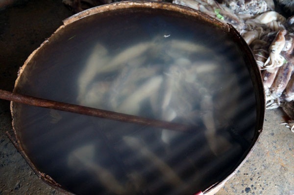 Một công đoạn của tẩy trắng, làm sạch mùi hôi tanh của mực