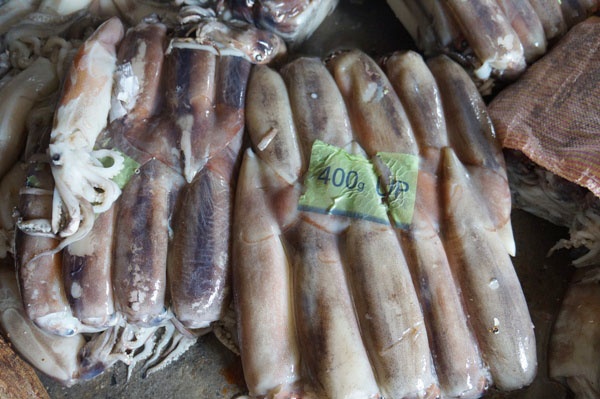 Canh sat chan nua tan muc ban sap vao nha hang hinh anh