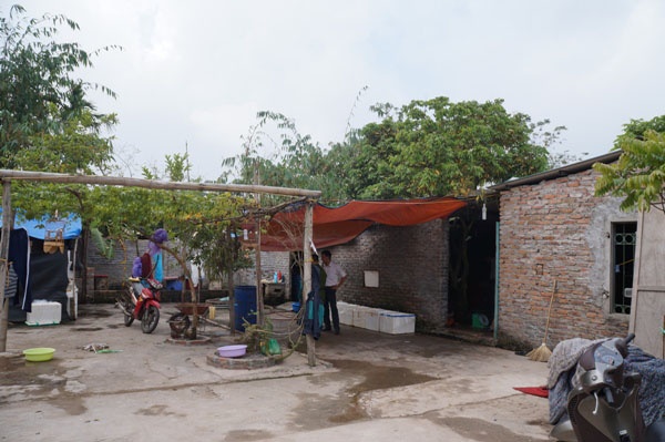 Sáng nay 26/11, tổ công tác Đội CS phòng chống tội phạm về môi trường CAQ Long Biên, Hà Nội, phối hợp cùng CAP Long Biên, bất ngờ kiểm tra hành chính ngôi nhà cấp 4 ở phố Thạch Cầu, tổ dân phố số 2 phường Long Biên.