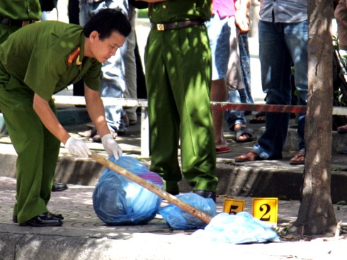 Bi chem trung co tu xich mich tren san bong hinh anh