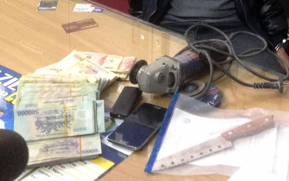Tang vật liên quan đến vụ giết người, cướp tiền. Ảnh: Việt Đức.