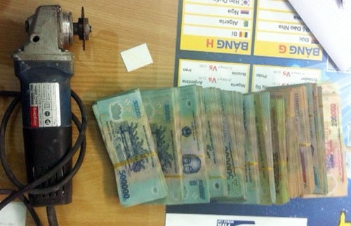 Máy mài và số tiền cơ quan công an thu giữ được. Ảnh: Việt Đức.