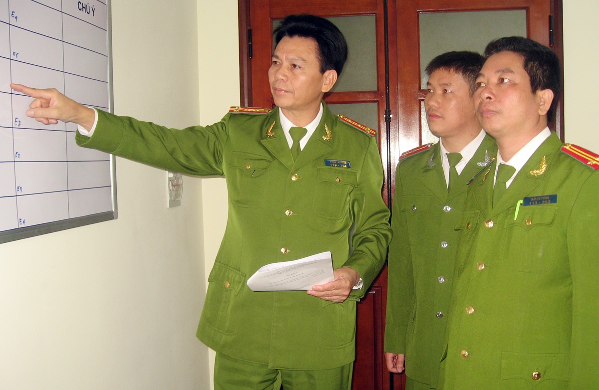 Đại tá Hưng (trái) quán triệt cho CBCS vị trí ứng trực tại các chốt, tuyến đường trọng điểm theo kế hoạch. Ảnh: Việt Đức.