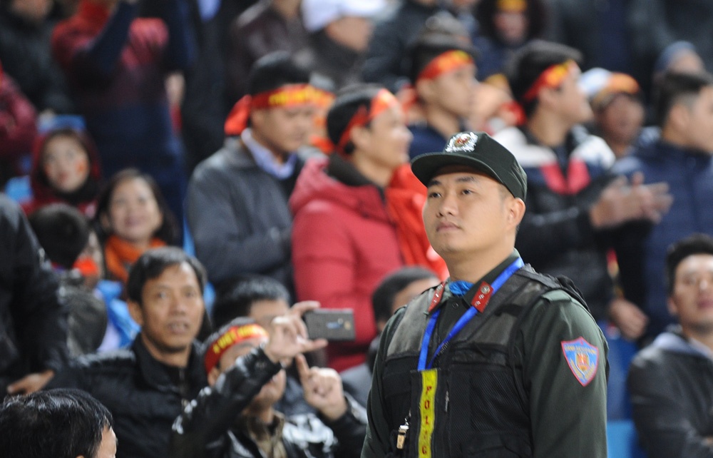 Những cổ động viên quá khích, ném vật cứng xuống sân sẽ bị kịp thời xử lý.