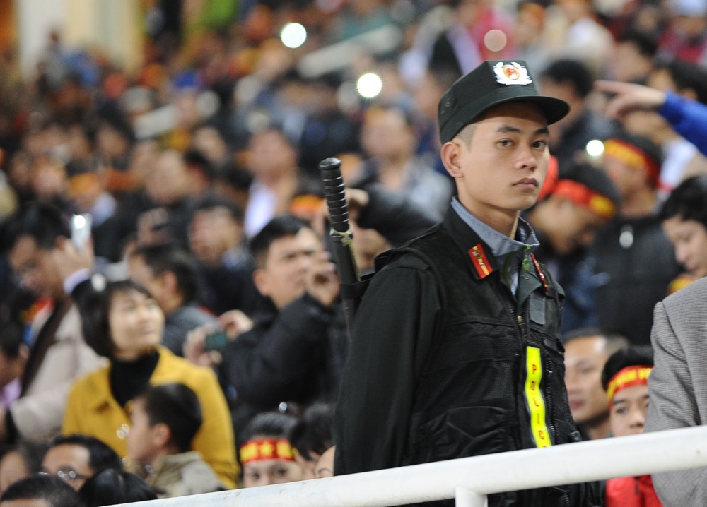 Cảnh sát luôn dõi theo các diễn biến trên khán đài.