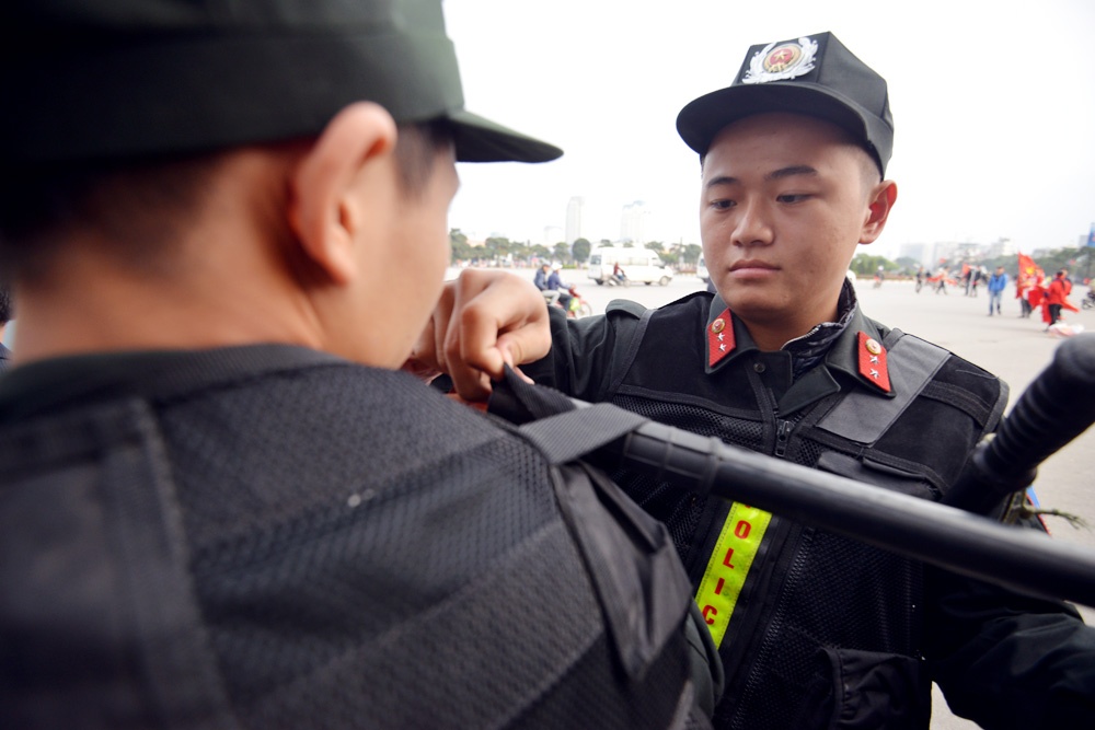 CSCĐ hỗ trợ đồng đội đeo công cụ hõ trợ trước khi làm nhiệm vụ.