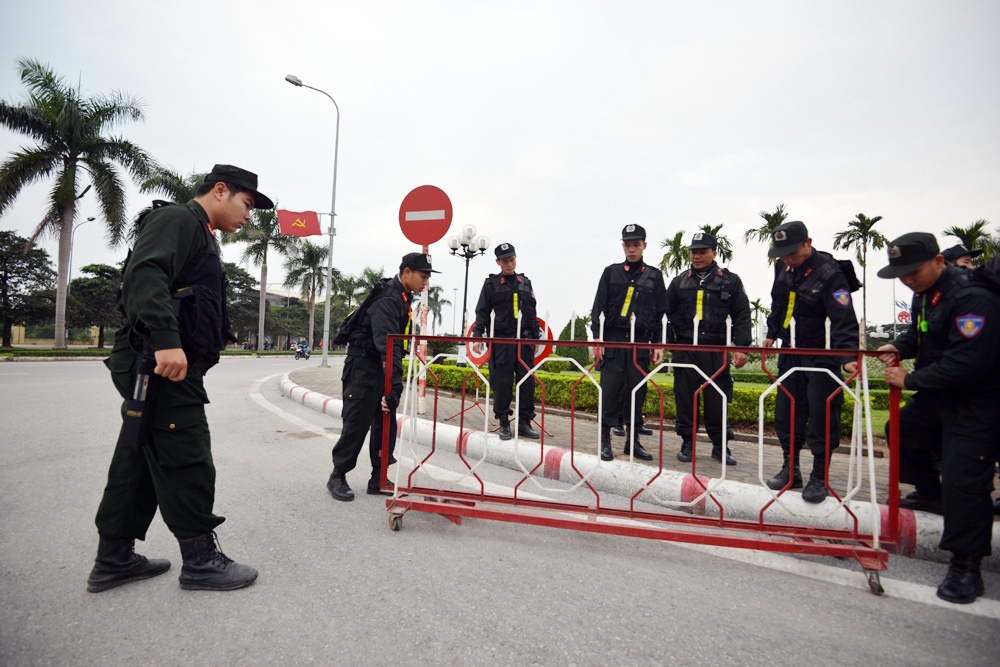 Từ 4 làn cho ô tô, xe máy, tuyến đường này được phân luồng 2 làn cho người đi bộ vào sân.