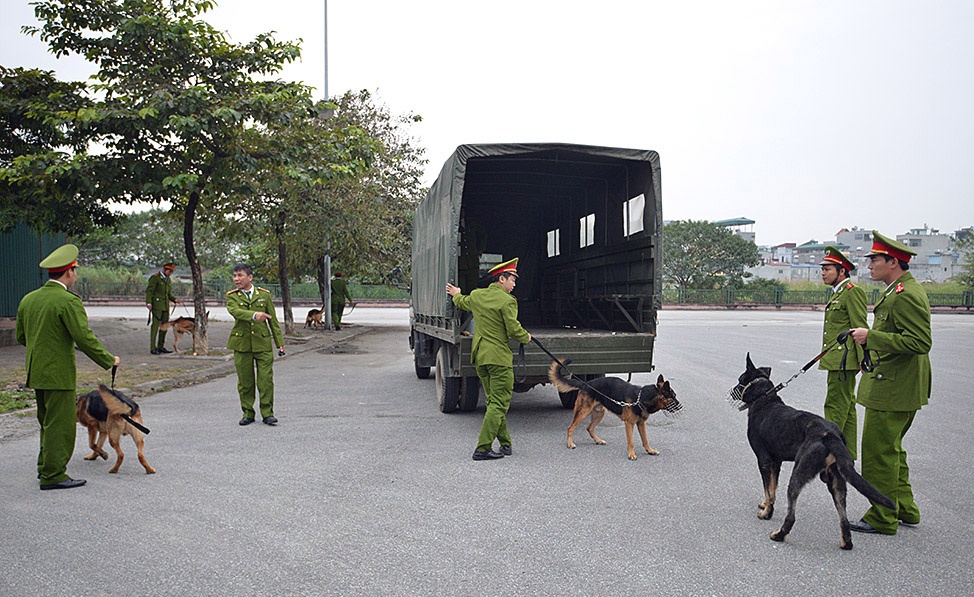 Trong sân, lực lượng công an tăng cường nhiều chó nghiệp vụ để đảm bảo an ninh.