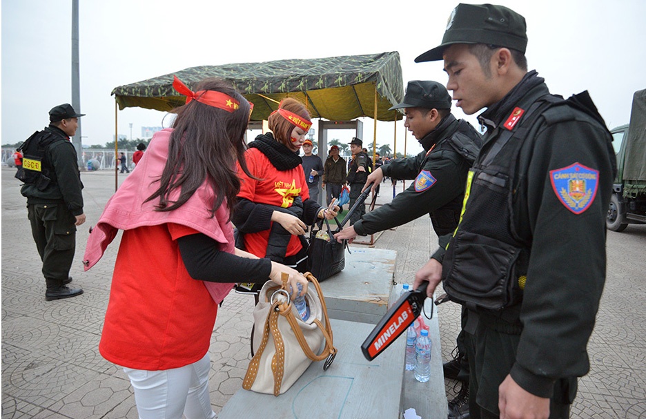 CSCĐ sử dụng máy chuyên dùng kiểm tra, phát hiện kim loại, chất cháy nổ trong túi xách cổ động viên.