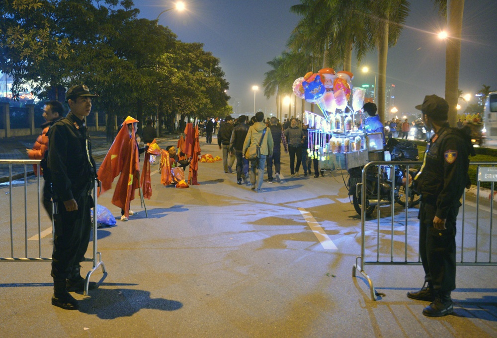 Cảnh sát ứng trực tại các chốt, đảm bảo an toàn cho các cổ động viên cuối cùng đến sân.