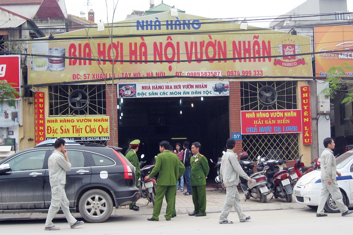 - Qua công tác nắm tình hình địa bàn, các trinh sát Đội 2.2 - Phòng CS môi trường - CATP Hà Nội phát hiện, tại nhà hàng Bia hơi Hà Nội vườn nhãn đường Xuân La, quận Tây Hồ gần đây có biểu hiện nuôi nhốt, giết mổ rắn hổ mang chúa.