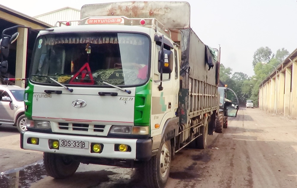 Tối 14/12, Phòng 6 Cục Cảnh sát phòng, chống tội phạm về môi trường (Bộ Công an) và Đội 6 Phòng Cảnh sát phòng, chống tội phạm về môi trường (Công an Hà Nội) phục kích trên quốc lộ 1A – đoạn qua cầu Phù Đổng (huyện Gia Lâm), phát hiện xe ô tô tải dừng đỗ ở lề đường ghi vấn chở hàng lậu.