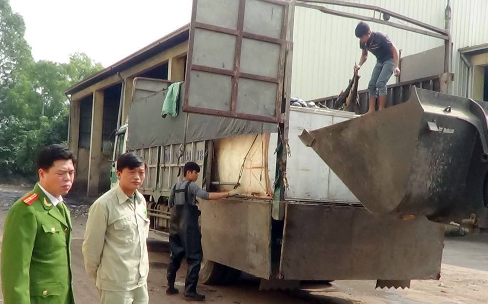 Tại thời điểm kiểm tra, lái xe Nguyễn Văn Sinh (31 tuổi, ở Quảng Ninh) khai đang vận chuyển 2 bể nhựa, trong có 3,15 tấn cá tầm. Tài xế nhận được thuê chở số cá tầm nguồn gốc Trung Quốc này từ biên giới tỉnh Cao Bằng về Hà Nội tiêu thụ với tiền công 16 triệu đồng.