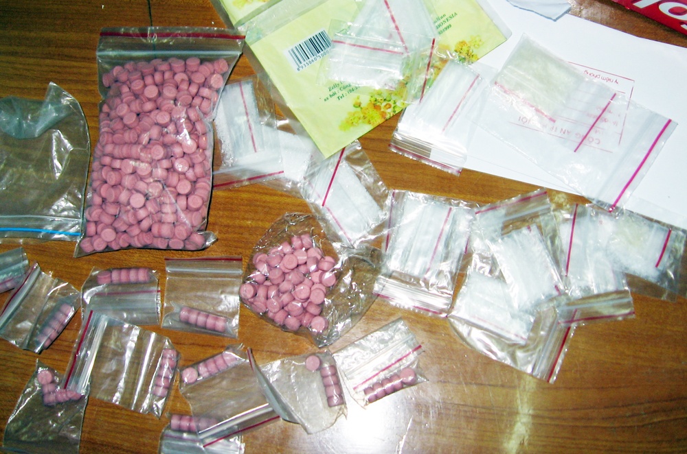 Chong ngoi tu chung than, vo truy na vi ma tuy hinh anh