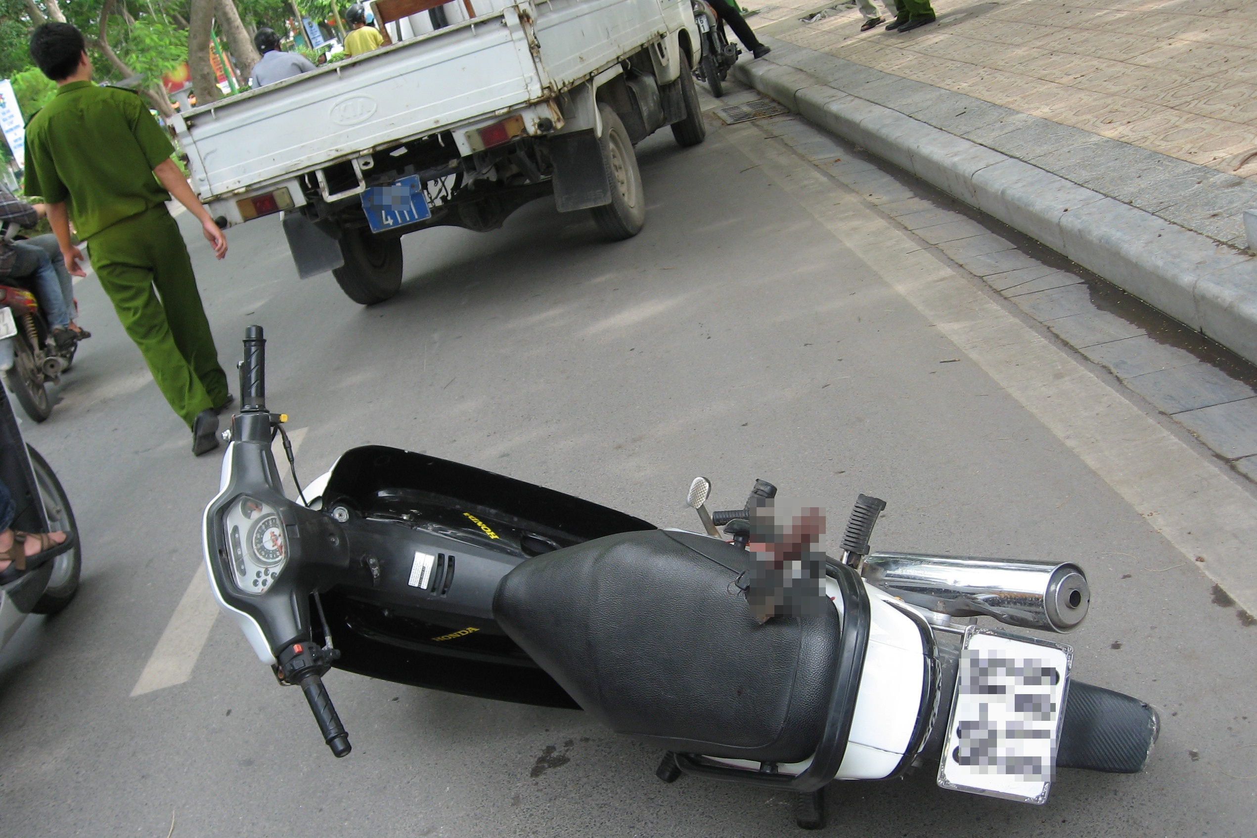 Ra 600 Wave trang de tim chiec xe dam chet nguoi hinh anh