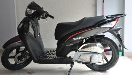 Di SH, nem long ca thoi va dau luyn vao nha dan hinh anh