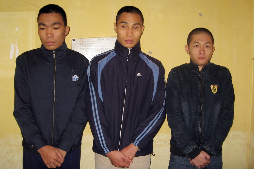 Lai xe taxi ru dong bon trom 25 thung bia luc rang sang hinh anh