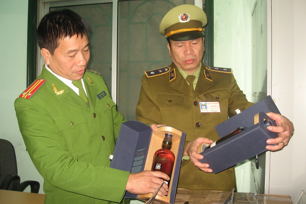 Hon 1.000 chai ruou ngoai vo chu o san ga hinh anh